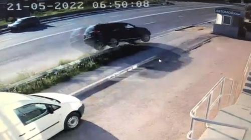 ForPost- Машина на огромной скорости снесла столб в Севастополе 