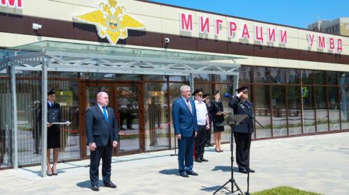 ForPost- Министр внутренних дел открыл в Севастополе центр государственных услуг