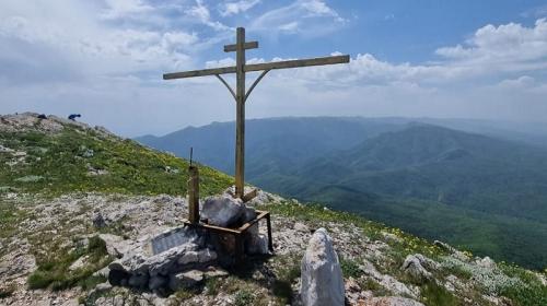 ForPost- Сломанный вандалами крест на Чатыр-Даге нашли под горой
