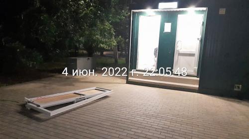 ForPost- В Севастополе взяли штурмом очередной городской туалет 