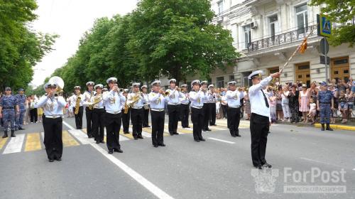 ForPost- Военные оркестры прошли марш-парадом по центру Севастополя