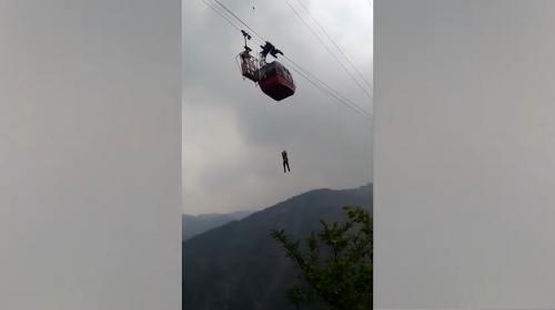 ForPost- Невероятные кадры: турист спустился на верёвке с застрявшей кабины «канатки»