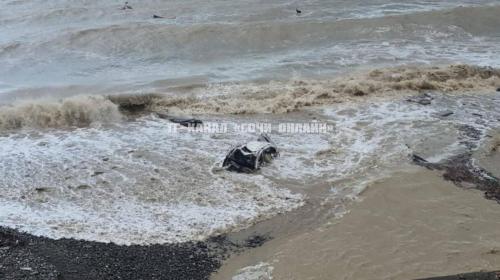 ForPost- Два автомобиля унесло в Черное море в Сочи, один человек спасен, семеро пропали