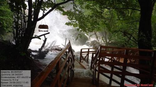 ForPost- Паводок повредил тропу к популярному крымскому водопаду и пещере