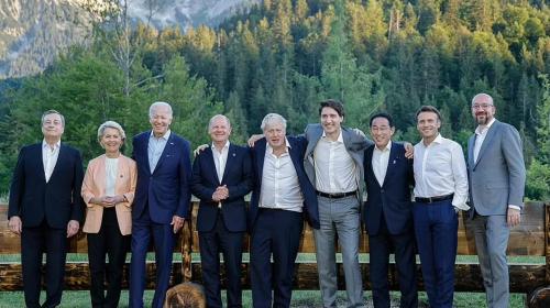 ForPost- «Словно выпил бутылку бренди»: британцы высмеяли фото участников саммита G7