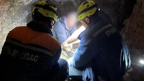 ForPost- В Крыму искателя приключений с подозрением на инсульт спасли из пещеры