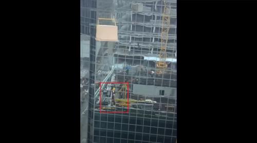 ForPost- Мужчина случайно повис на строительном кране в десятках метров от земли