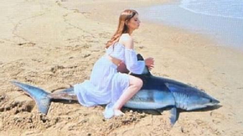 ForPost - Фотограф и модель устроили фотосессию верхом на умирающей акуле
