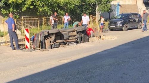 ForPost- В столице Крыма автомобиль провалился в яму
