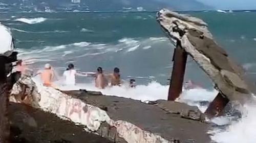 ForPost- Туриста спасали всем пляжем из штормящего моря в Крыму
