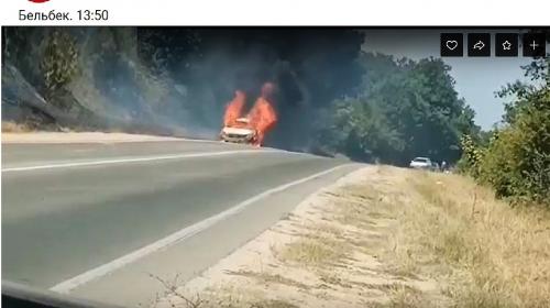 ForPost- В Севастополе огонь со вспыхнувшего автомобиля перекинулся на обочину 