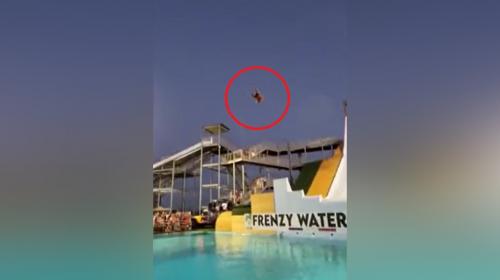 ForPost- В аквапарке сняли на видео эпичный «полёт» мужчины