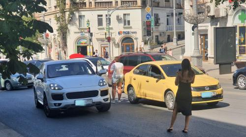 ForPost- Две автоледи остановили движение в центре Севастополя 