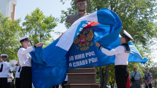 ForPost- В Севастополе установили памятник Степану Неустроеву 