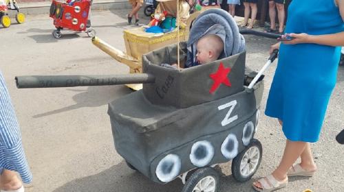 ForPost- В конкурсе детских колясок участвовали танк «За Россию!» и полицейский «бобик»