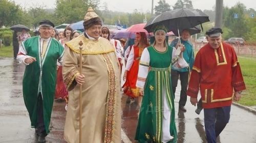 ForPost- Мэр пришёл на празднование Дня города в костюме царя