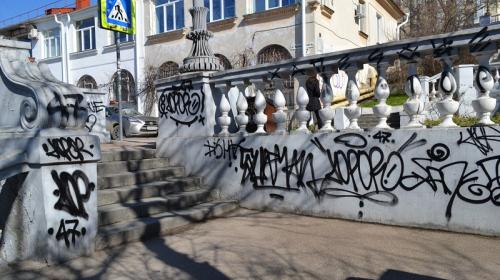 ForPost- В Севастополе задержали обезобразивших Таврическую лестницу 