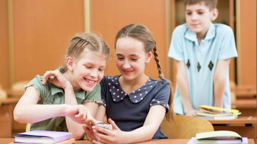 ForPost- С 1 сентября в школах запретят мобильники