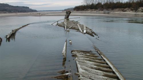 ForPost- Из-за засухи в реке показался затопленный более 100 лет назад пароход