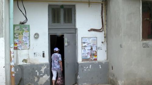 ForPost- Жители севастопольской пятиэтажки задыхаются от трупного запаха