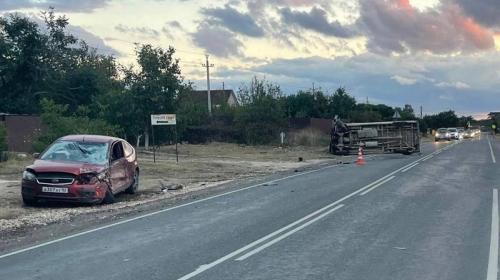 ForPost - Микроавтобус снёс иномарку на шоссе в Севастополе