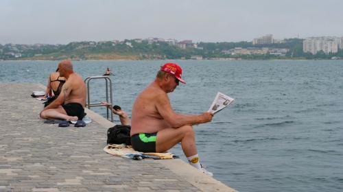 ForPost- В Севастополе на пляже Хрустальный купальщиков оставили на голом бетоне 