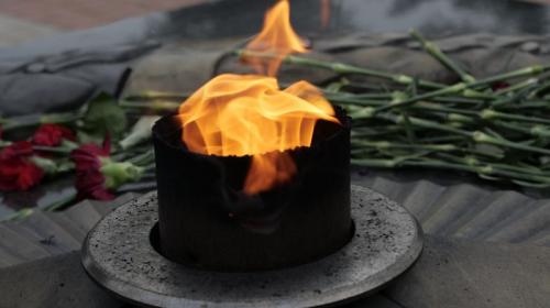 ForPost- В Феодосии группа местных додумалась жарить каштаны на Вечном огне