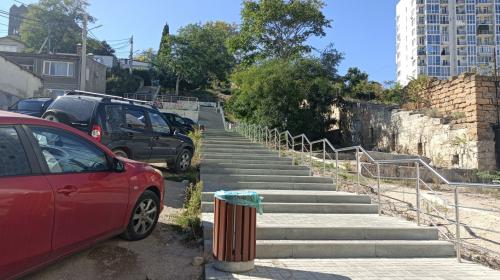 ForPost- Недостроенную улицу-лестницу в центре Севастополя перегородили шлагбаумом 