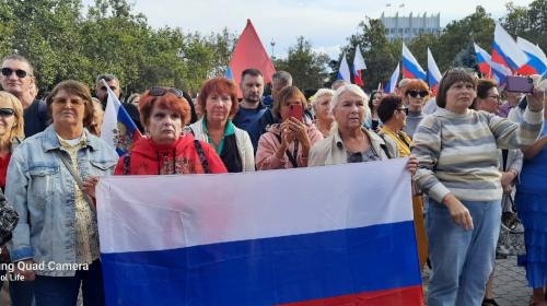 ForPost-  Огромное количество севастопольцев пришло на площадь Нахимова поддержать референдум на Юго-Востоке 