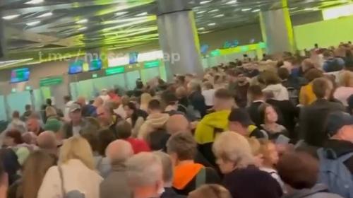 ForPost- Аэропорт Шереметьево прокомментировал сумасшедшие очереди из желающих улететь