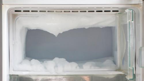 ForPost - Холодильник Electrolux покрывается льдом