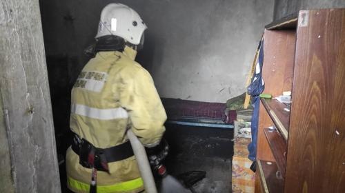 ForPost- На северо-западе Крыма пожарные вытащили человека из горящего дома