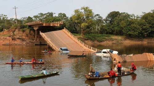 ForPost- Три человека погибли, когда автомобильный мост упал в реку