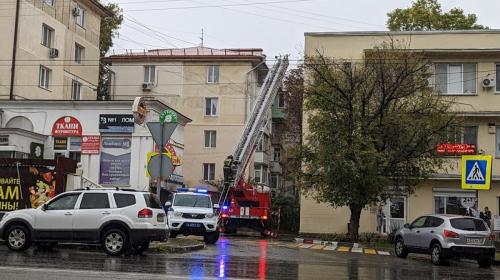 ForPost- В Севастополе предположительно молнией выбило стекла из офисного здания