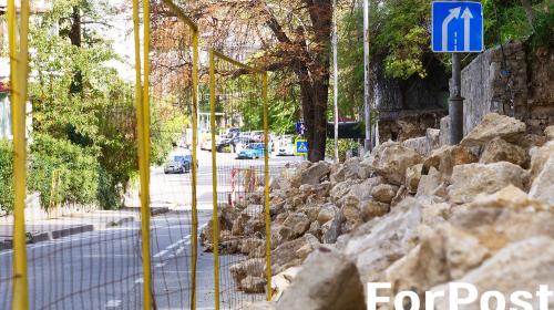 ForPost- Когда уберут камни обвалившейся стены на 4-й Бастионной в Севастополе