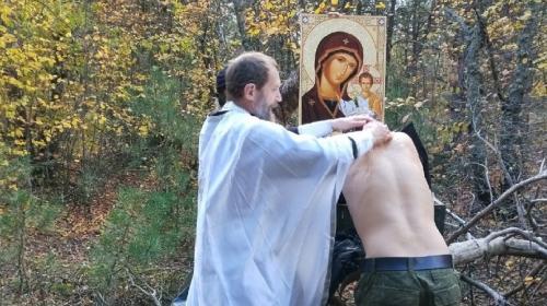 ForPost- Священник провёл обряд крещения участников СВО в похоронных пакетах
