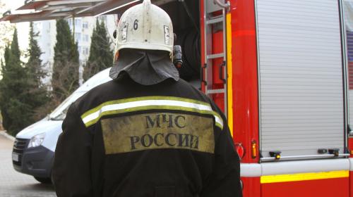 ForPost- В Севастополе спасатели тушат пожар в многоквартирном доме 