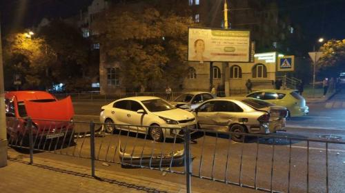 ForPost - В Севастополе автоледи смешала пять машин в ДТП