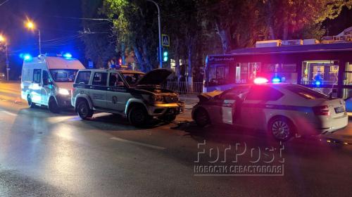 ForPost - В Севастополе две полицейские машины столкнулись лоб в лоб