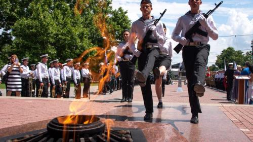 ForPost- В центре Севастополя женщина сожгла венки на Вечном огне