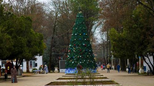 ForPost- Столицу Крыма готовят к новогодним праздникам «по-старому»