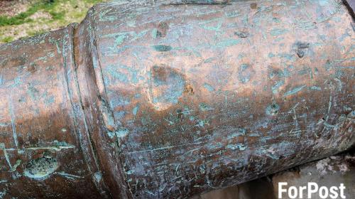 ForPost- На зачищенные до голого металла старинные пушки Севастополя возвращается патина