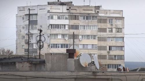 ForPost- На крыше многоэтажки в Севастополе образовалось озеро