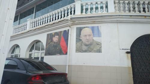 ForPost- На морском фасаде Севастополя появились портреты Кадырова и Суровикина