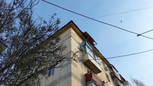 ForPost - В Севастополе маленькая девочка выпала из окна 4-го этажа