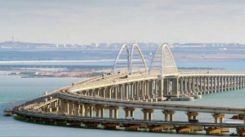 ForPost- На Крымском мосту ввели новые ограничения для транспорта