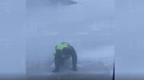 ForPost- Работник аэродрома снял, как ветер таскает человека по «взлётке»