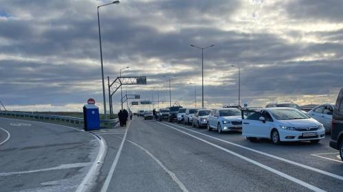 ForPost- Семь часов на очередь: Крымский мост сковали километровые пробки