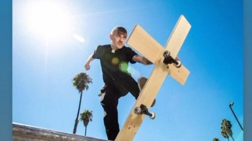 ForPost- Солист Little Big прокатился на кресте в образе пастора, вызвав волну негодования