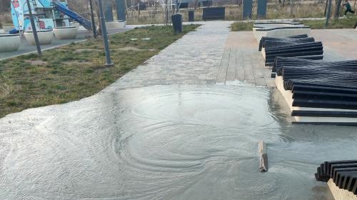 ForPost- В Севастополе неизвестные залили бетоном парк 